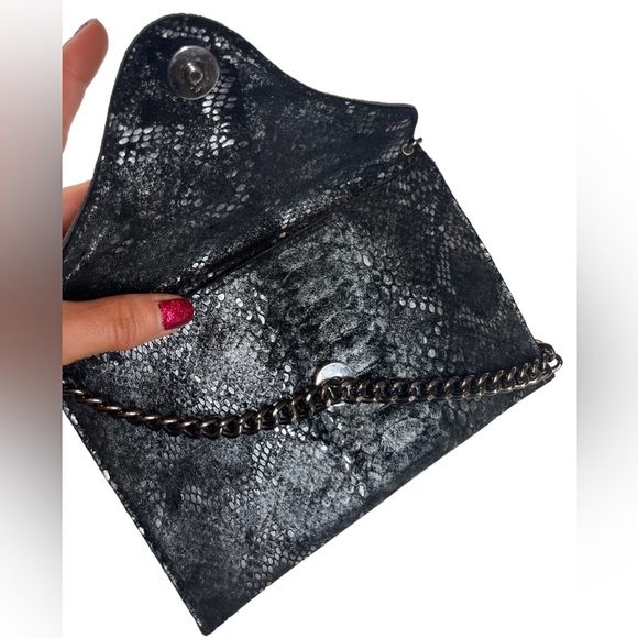 JJ Winters Snakeskin Crossbody Envelope Purse with silver Chain - Picture 6 of 11